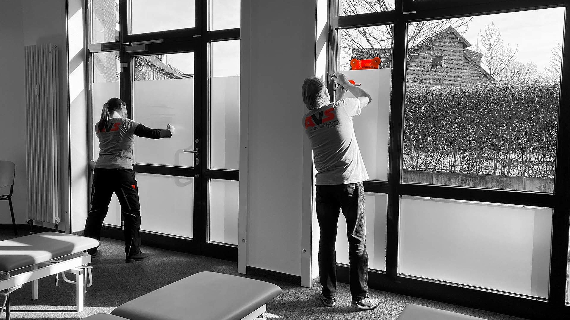 Montage Glasdekorfolie für Sichtschutz in Büros und Praxen 