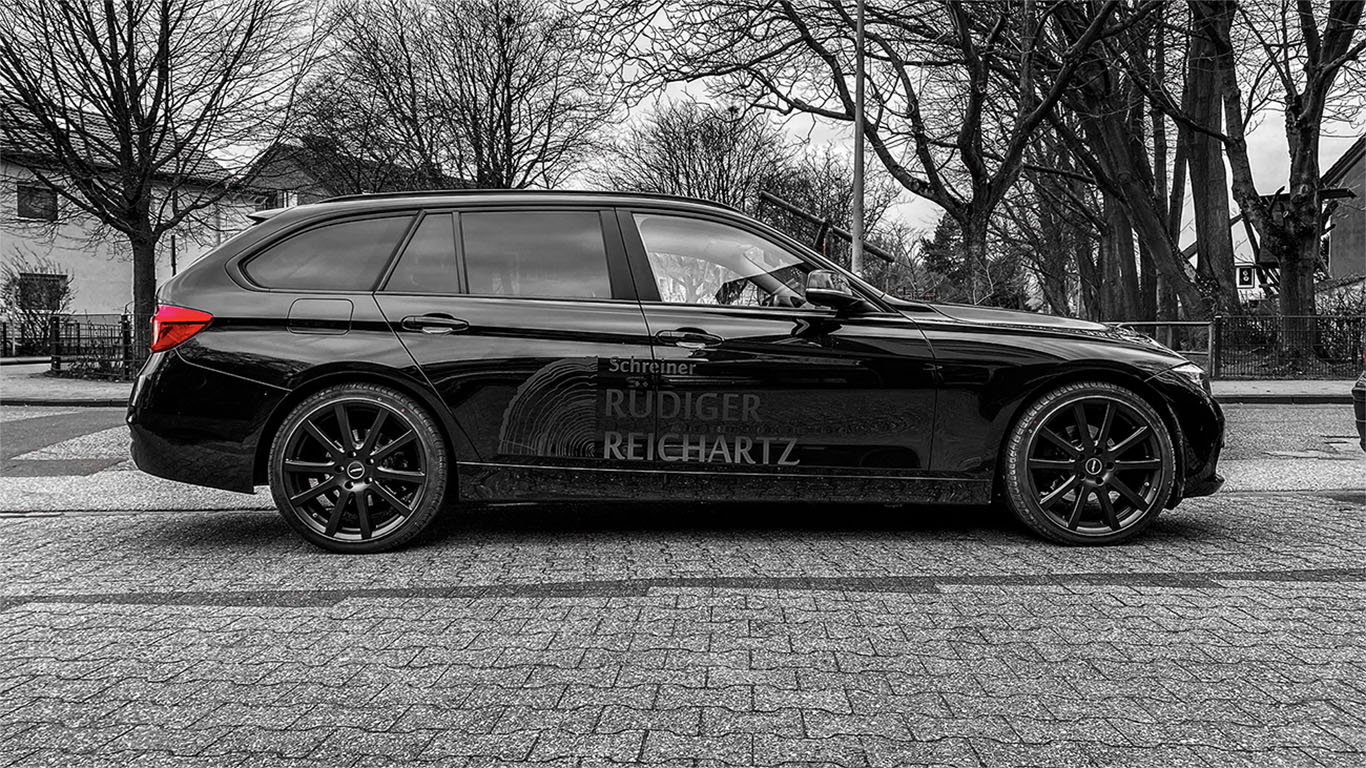 Fahrzeugbeschriftung eines PKW mit Folienbuchstaben aus Klebefolie.