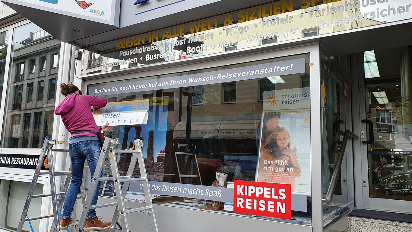 Beschriftung eines Schaufensters mit Folienbuchstaben aus Klebefolien und Digitaldrucken