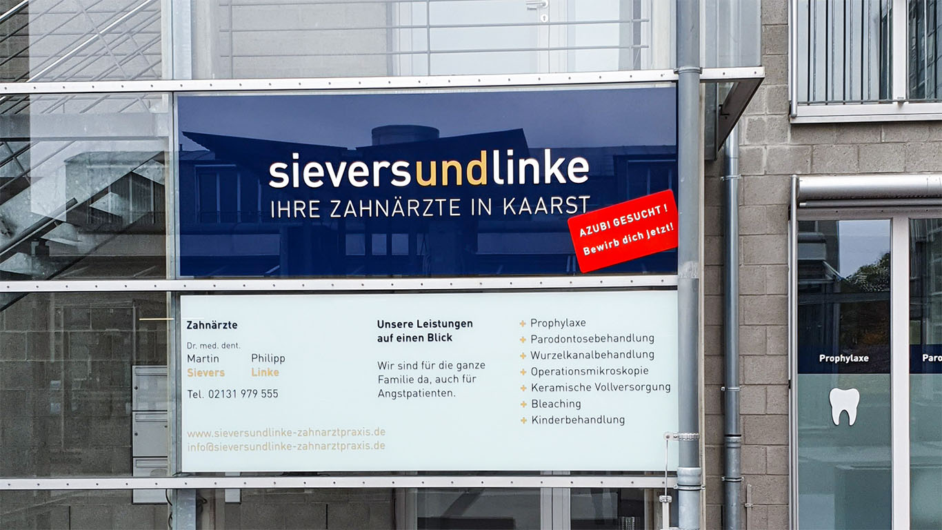 Beschriftung einer Scheibe mit einem Aktionsaufkleber